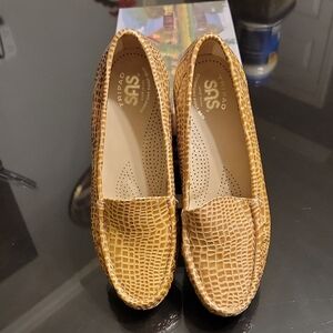 SAS Women's Croc-Embossed Tan Loafers